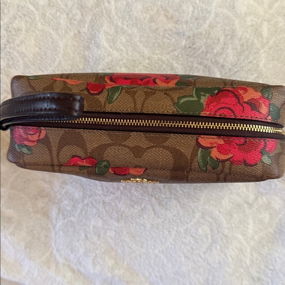 NWT, Coach vintage signature / floral  zip cosmetic/ multi  pouch. - Picture 3 of 7